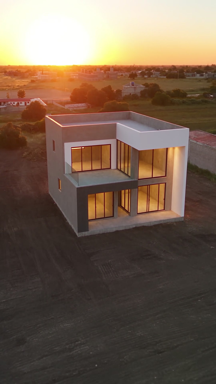 Casa moderna construyéndose sobre el terreno